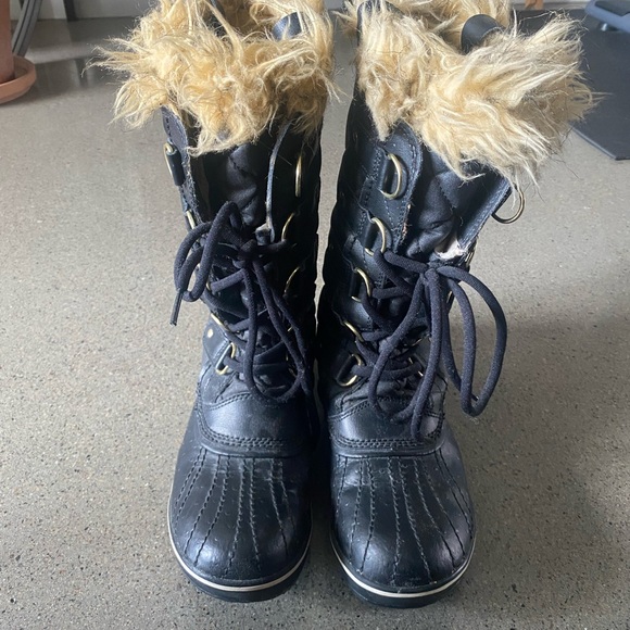 Sorel Black Quilted Waterproof Winter Boots with Fur Lining - Picture 2 of 6